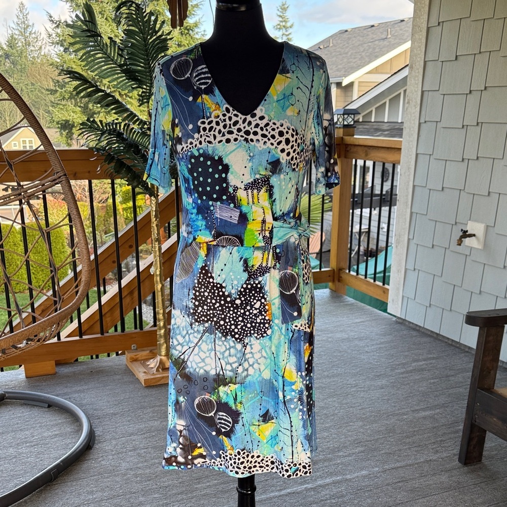 Simply Art by DOLCEZZA | Short Sleeve V-Neck Abstract Print Dress